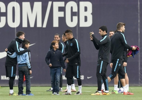 Les joueurs du FC Barcelone prennent des photos avec des enfants à l'entraînement, le 14 mars 2016 à Sant Joan Despi