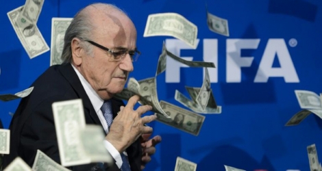 L'ex-patron de la Fifa Sepp Blatter, arrosé de faux billets de dollars, le 20 juillet 2015 à Zurich.