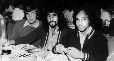Dany Imbert partage un dîner avec ses coéquipiers pendant la Coupe d’Afrique des Nations 1974 en égypte.
