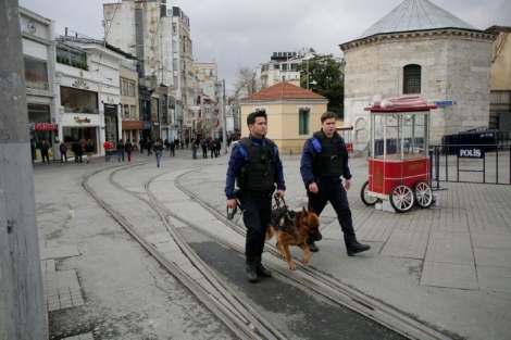 Des policiers turcs patrouillent dans l'avenue piétonne Istiklal à Istanbul au lendemain d'un attentat suicide, le 20 mars 2016