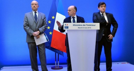 Bernard Cazeneuve (c.) lors d'une conférence de presse a Paris, le 22 mars 2016.