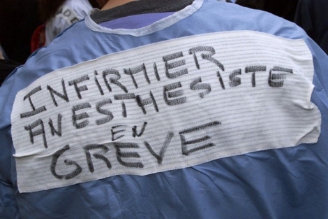 Près de 2.000 infirmiers-anesthésistes et étudiants, selon la police, manifestent le 22 mars 2016 à Paris pour réclamer une reconnaissance de leur profession et des revalorisations salariales correspondant à leur cinq années d'études
