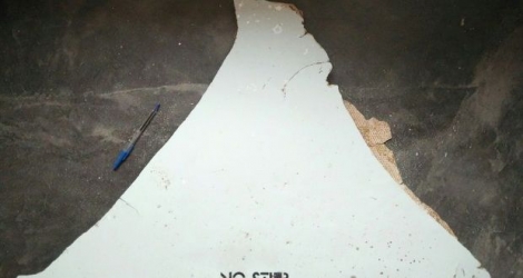 Photo publiée le 3 mars 2016 par les autorités australiennes du débris d'avion retrouvé au large du Mozambique