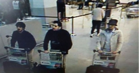 Photo fournie le 22 mars 2016 par la police belge des suspects de l'attentat à l'aéroport de Bruxelles à Zaventem 