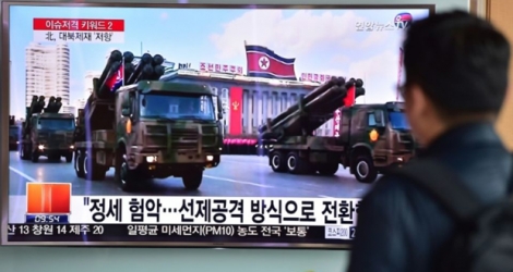 Un homme regarde un reportage sur une parade militaire nord-coréenne, à Séoul, le 4 mars 2016.