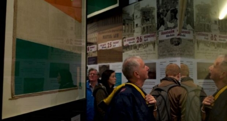 Des visiteurs lors d'une exposition au Musée national d'Irlande à Dublin, le 23 mars 2016 