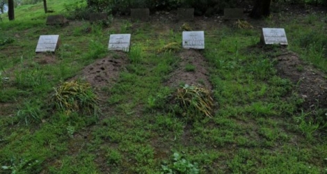 Photo prise le 26 avril 2010 des tombes de quatre des moines français de Tibéhirine assassinés en Algérie