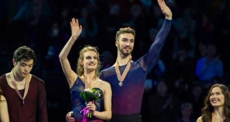 Les Français Gabriella Papadakis et Guillaume Cizeron sur la première marche du podium après leur titre en danse sur glace aux Championnats du monde de patinage artistique, le 31 mars 2016 à Boston.