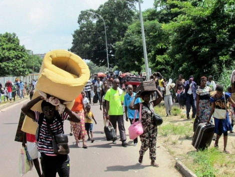Des habitants fuient le sud de Brazzaville, théâtre de combats, le 4 avril 2016 