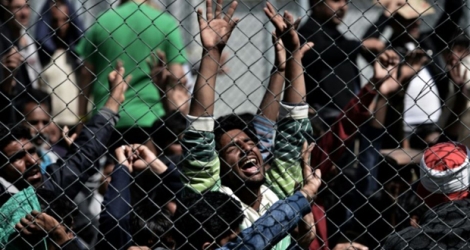 Des migrants pakistanais et afghan protestent dans le centre de détention de Mytilène, sur l'île grecque de Lesbos, le 5 avril 2016.