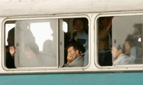 Des passagers d'un bus à Lima, en octobre 2006 