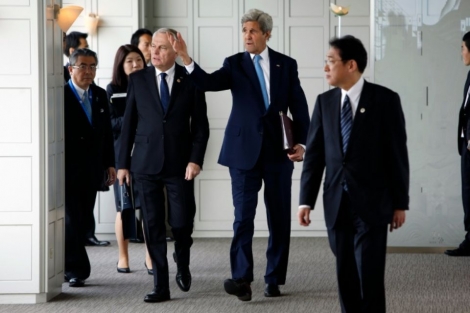 Le secrétaire d'Etat américain John Kerry (c), le ministre des affaires étrangères Jean-Marc Ayrault et son homologue japonais Fumio Kishida arrivent à la quatrième session du G7, le 11 avril à Hiroshima