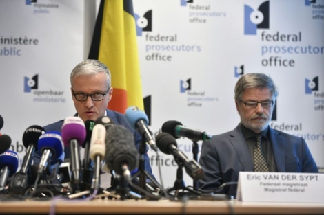 Le porte-parole du parquet fédéral belge Thierry Werts (g) lors d'une conférence de presse à Bruxelles, le 7 avril 2016