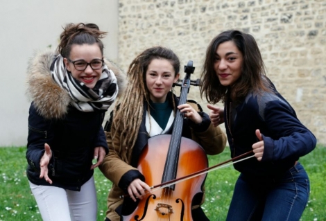Elisa Paris, Juliette Saumagne and Lucie Lebrun du groupe LEJ à Saint-Denis le 2 décembre 2015