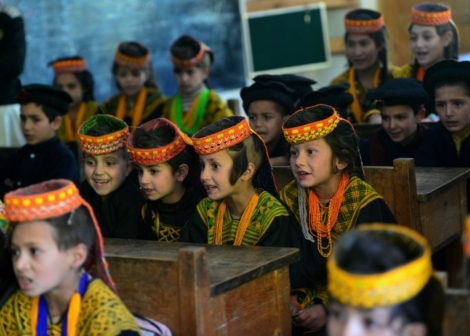 Des écoliers kalash en classe dans le village de Brun, dans la vallée de Bumboret au Pakistan, le 31 octobre 2015