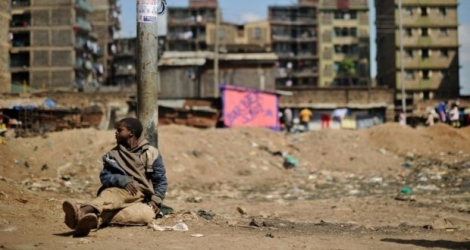 Un enfant sans-abri dans les rues d'un quartier pauvre de la capitale kényane Nairobi, le 10 décembre 2015