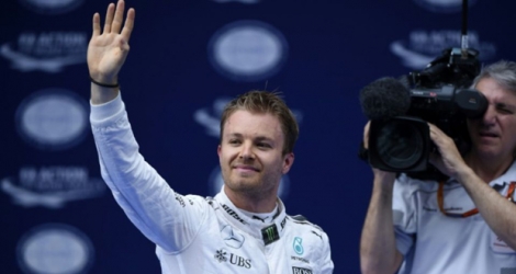 L'Allemand Nico Rosberg (Mercedes) salue ses supporteurs après sa pole position pour le GP de Chine, le 16 avril 2016 à Shanghai.