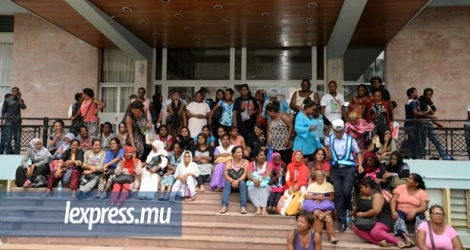 Après la NPF Building, les marchands ambulants se sont, cette fois, massés devant la mairie de Port-Louis.