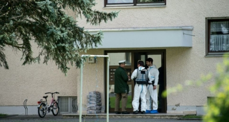 La police scientifique allemande se tiennent à l'entrée d'un appartement à Rosenheim en Allemagne, le 19 avril 2016.