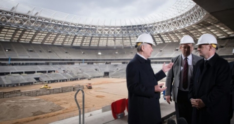 Le président de la Fifa Gianni Infantino (d) écoute le maire de Moscou, Sergueï Sobianine (g) lors d'une visite du stade Loujniki, en travaux pour le Mondial-2018, le 19 avril 2016 à Moscou.