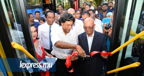 Le ministre des Infrastructures publiques lors de l’inauguration de nouveaux bus à bas palier de l’United Bus Service, lundi 18 avril.