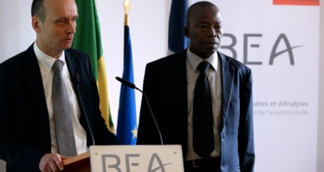 Rémy Jouty (g), directeur du BEA, et le président de la commission d'enquête du Mali, N'Faly Cissé (d) lors d'une confrence de presse au Bourget près de Paris, le 22 avril 2016.