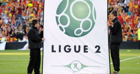 Dijon est assuré de retrouver la Ligue 1 avant son match à Auxerre samedi, les équipes classées à la 4e place n'ayant pas pu s'imposer