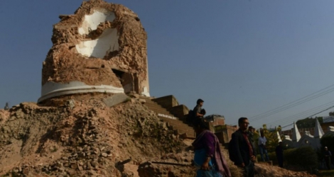 Les ruines de la tour de Darahara, haute de plus de 60 mètres avant le tremblement de terre, à Katmandou le 24 avril 2016.