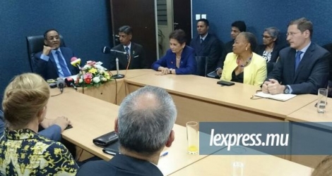  Vishnu Lutchmeenaraidoo, le chef de la diplomatie mauricienne, lors d’une réunion avec les ambassadeurs étrangers, lundi 18 avril, à la Newton Tower, Port-Louis.