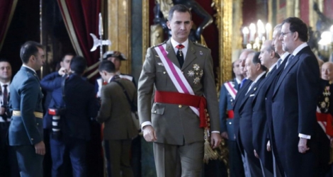 Le roi d'Espagne Felipe VI, passe devant le premier ministre Mariano Rajoy (d), lors d'une cérémonie au palais royal à Madrid, le 6 janvier 2016.