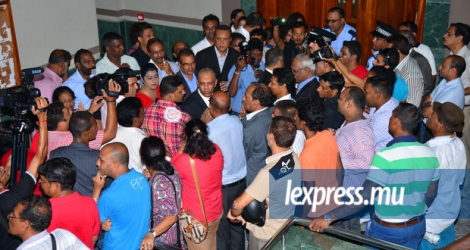 Dirigeants et sympathisants du PTr étaient présents en cour intermédiaire pour soutenir Navin Ramgoolam, lundi 2 mai.