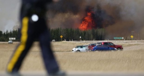 Des flammes le long de l'autoroute près de Fort McMurray dans l'Alberta au Canada le 6 mai 2016 