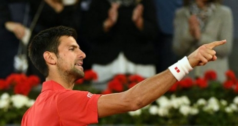 Le Serbe Novak Djokovic lors de son match en demi-finale du tournoi de Madrid face au Japonais Kei NIshikori le 7 mai 2016 