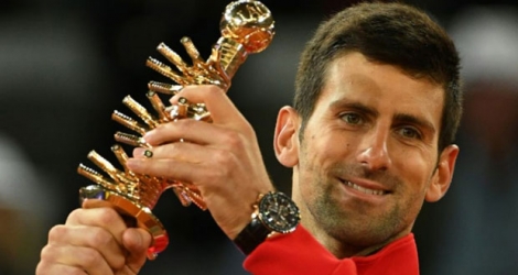 Le Serbe Novak Djokovic soulève le trophée du Masters 1000 de Madrid après sa victoire en finale face à Andy Murray le 8 mai 2016