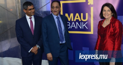L’ex-ministre des Finances Vishnu Lutchmeenaraidoo en compagnie de son épouse et du CEO Sridhar Nagarajan lors de l’inauguration officielle de la MauBank le 27 janvier dernier.
