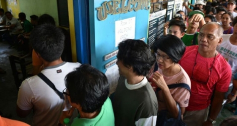 Des électeurs font la queue pour voter dans le quartier de Quezon City dans la banlieue de Manille le 9 mai 2016.