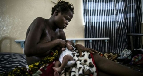 Isatu Koroma, 15 ans, allaite son enfant à la maternité du Princess Christian Maternal Hospital à Freetown, au Sierra Leone le 25 avril 2016