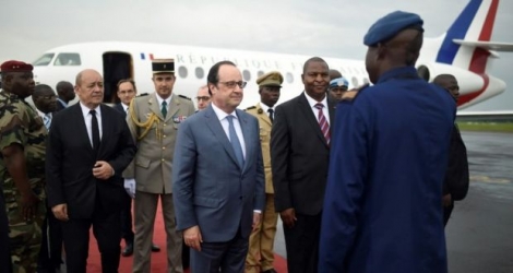 Le président de Centrafrique Faustin Touadera accueille le président français François Hollande à Bangui, le 13 mai 2016