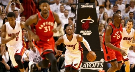 L'arrière star du Heat, Dwyane Wade, remonte la balle face aux Toronto Raptors, lors du match 6 des play-offs NBA, le 13 mai 2016 à Miami 