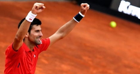 Novak Djokovic exulte après sa victoire sur Rafael Nadal en quarts de finale du Masters 1000 de Rome, le 13 mai 2016 au Foro Italico