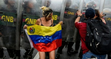 Une manifestante contre le président Nicolas Maduro, le 11 mai à Caracas 