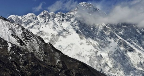 Une vue de l'Everest depuis le village de Tembuche au Népal, le 20 avril 2015