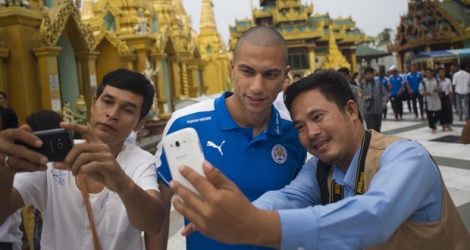 Après la Thaïlande, le club de Leicester, vainqueur surprise du Championnat anglais, a poursuivi dimanche son opération de communication post-victoire en Birmanie voisine.