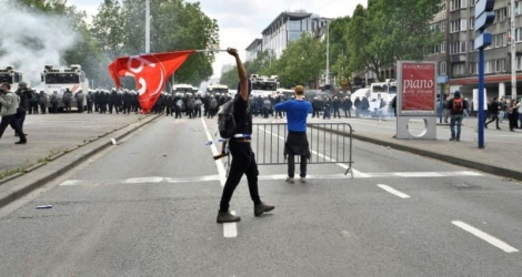 Un homme brandit un drapeau du parti socialiste belge lors d'une manifestation anti-austérité à Bruxelles le 24 mai 2016