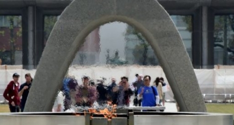 Des visiteurs devant le mémorial des victimes de la bombe atomique le 9 avril 2016 à Hiroshima