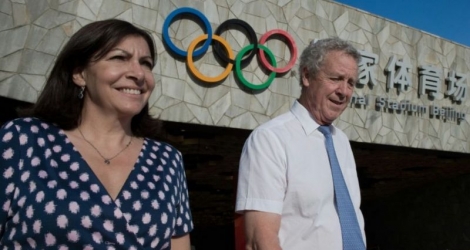 La maire de Paris Anne Hidalgo (g) et le membre du Comité international olympique Guy Drut, au stade olympique de Pékin le 26 mai 2016