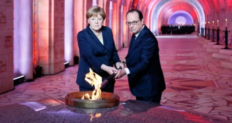 Le président français François Hollande et la chancelière allemande Angela Merkel lors d'une cérémonie dans l'ossuaire de de Douaumont (nord-est), le 29 mai 2016.