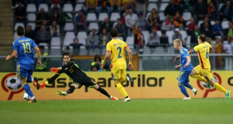 L'attaquant ukrainien Oleksandr Zinchenko inscrit un but contre la Roumanie en match de préparation à l'Euro, le 29 mai 2016 à Turin.