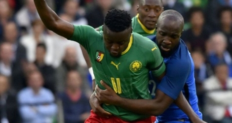 Le milieu de terrain de l'équipe de France Lassana Diarra (d) lors du match contre le Cameroun le 30 mai 2016 à Nantes 