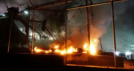 Incendie dans le camp de migrants de Moria, sur l'île grecque de Lesbos, en marges d'affrontements entre Afghans et Pakistanais, le 2 juin 2016.